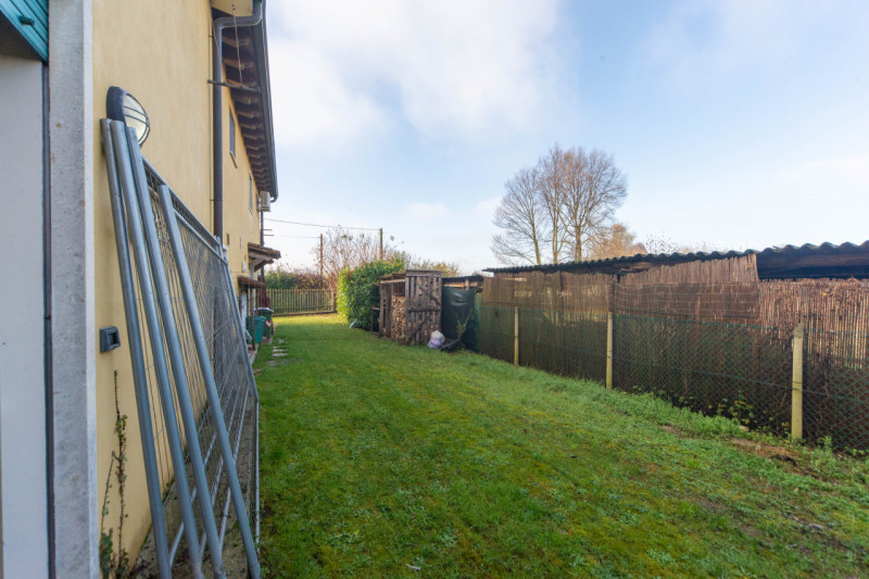 Vieni a scoprire questa graziosa villetta a schiera situata nella prima periferia di Quinto Vicen...