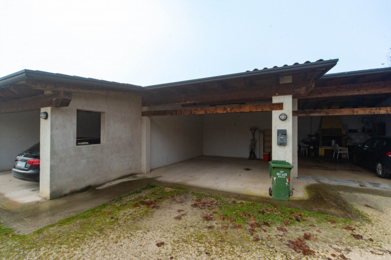 Vieni a scoprire questa graziosa villetta a schiera situata nella prima periferia di Quinto Vicen...