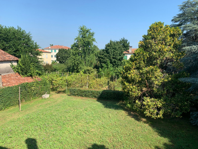 Benvenuti in questa meravigliosa villa d'epoca situata nel cuore del centro di Noventa Vicentina....