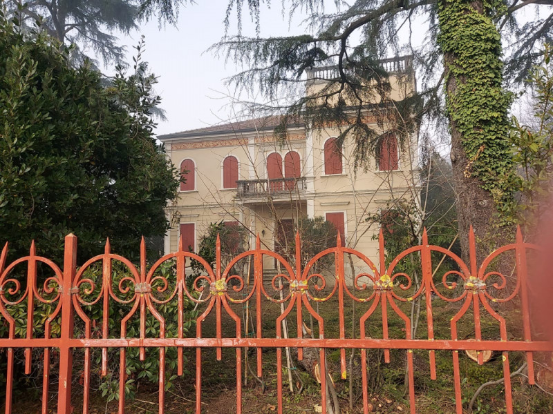 Benvenuti in questa meravigliosa villa d'epoca situata nel cuore del centro di Noventa Vicentina....