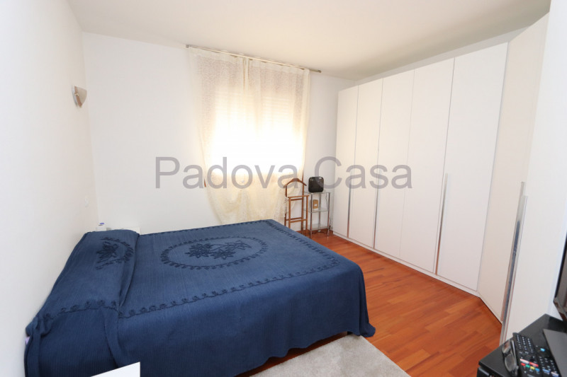 Grazioso duplex all'ultimo piano esposto al sole, in splendido quartiere residenziale. L'appartam...
