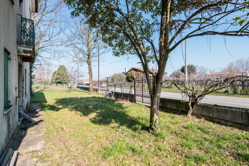 MARSANGO: Splendido rustico veneto immerso nella natura, con corpo centrale abitativo e affascina...