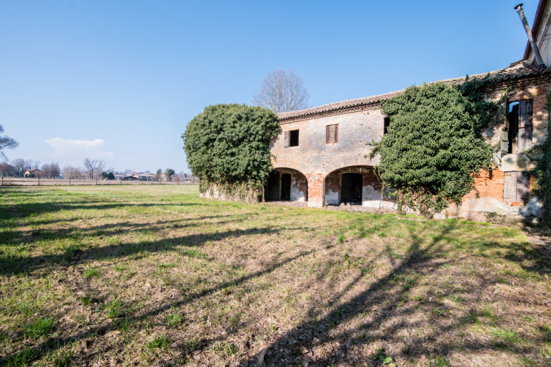 MARSANGO: Splendido rustico veneto immerso nella natura, con corpo centrale abitativo e affascina...