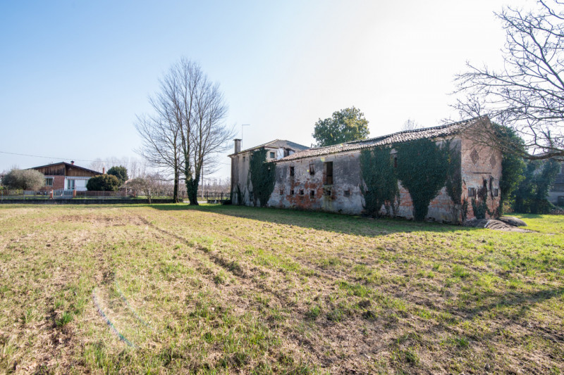 MARSANGO: Splendido rustico veneto immerso nella natura, con corpo centrale abitativo e affascina...
