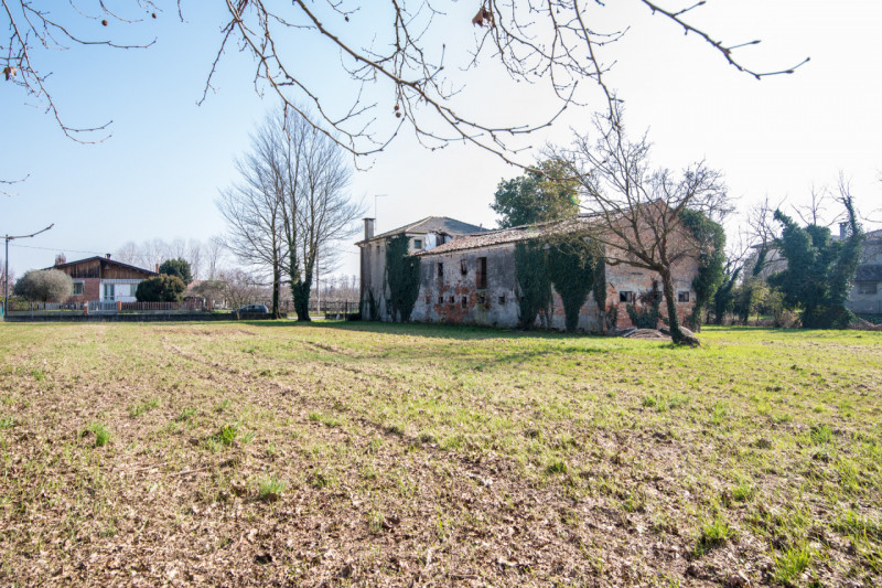 MARSANGO: Splendido rustico veneto immerso nella natura, con corpo centrale abitativo e affascina...