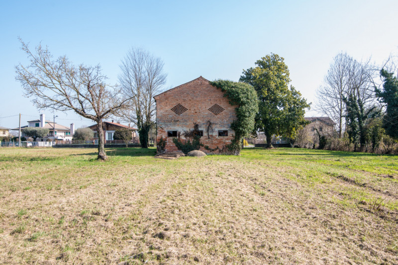 MARSANGO: Splendido rustico veneto immerso nella natura, con corpo centrale abitativo e affascina...