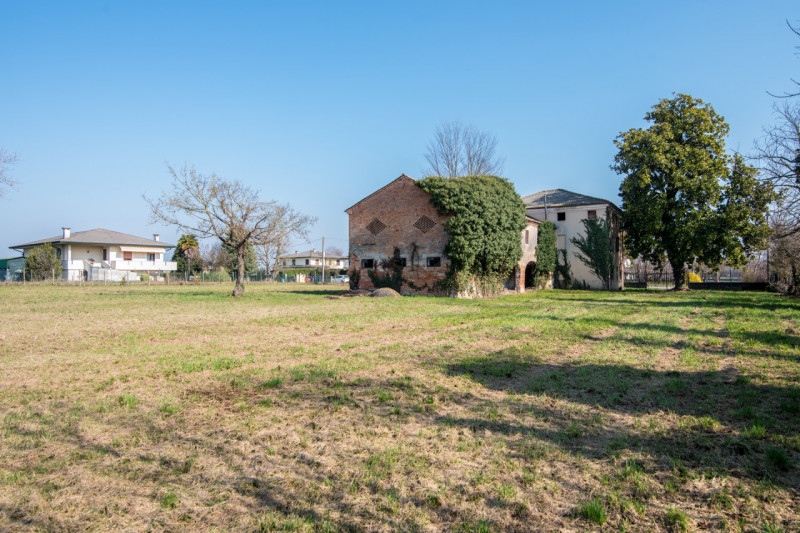 MARSANGO: Splendido rustico veneto immerso nella natura, con corpo centrale abitativo e affascina...