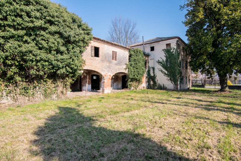 MARSANGO: Splendido rustico veneto immerso nella natura, con corpo centrale abitativo e affascina...