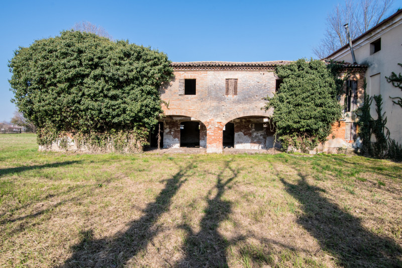MARSANGO: Splendido rustico veneto immerso nella natura, con corpo centrale abitativo e affascina...