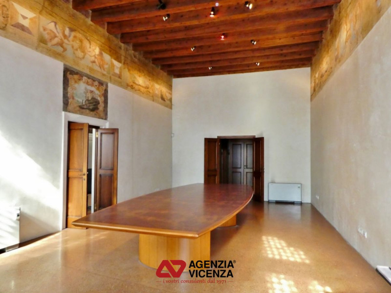 VICENZA CENTRO STORICO: UFFICIO DI RAPPRESENTANZA CON ASCENSORE E 10 POSTI AUTO - Rif. U8054
A po...