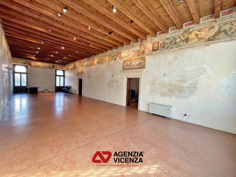 VICENZA CENTRO STORICO: UFFICIO DI RAPPRESENTANZA CON ASCENSORE E 10 POSTI AUTO - Rif. U8054
A po...