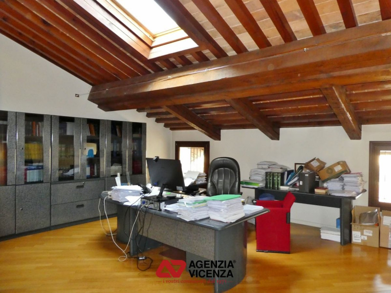 VICENZA CENTRO STORICO: UFFICIO DI RAPPRESENTANZA CON ASCENSORE E 10 POSTI AUTO - Rif. U8054
A po...