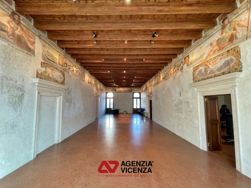 VICENZA CENTRO STORICO: UFFICIO DI RAPPRESENTANZA CON ASCENSORE E 10 POSTI AUTO - Rif. U8054
A po...