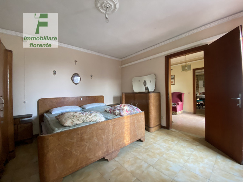 Benvenuti nella vostra nuova casa! Questa CASA SINGOLA SU 2 LIVELLI con RETROSTANTE BARCO DA RIST...