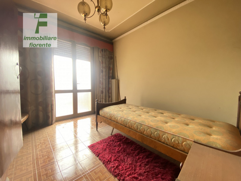 Benvenuti nella vostra nuova casa! Questa CASA SINGOLA SU 2 LIVELLI con RETROSTANTE BARCO DA RIST...