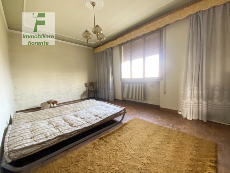 Benvenuti nella vostra nuova casa! Questa CASA SINGOLA SU 2 LIVELLI con RETROSTANTE BARCO DA RIST...