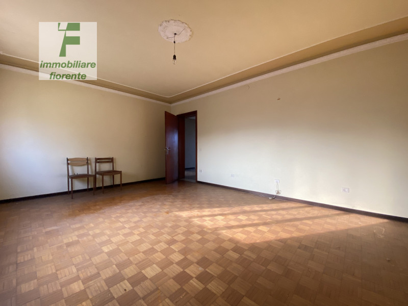 Benvenuti nella vostra nuova casa! Questa CASA SINGOLA SU 2 LIVELLI con RETROSTANTE BARCO DA RIST...