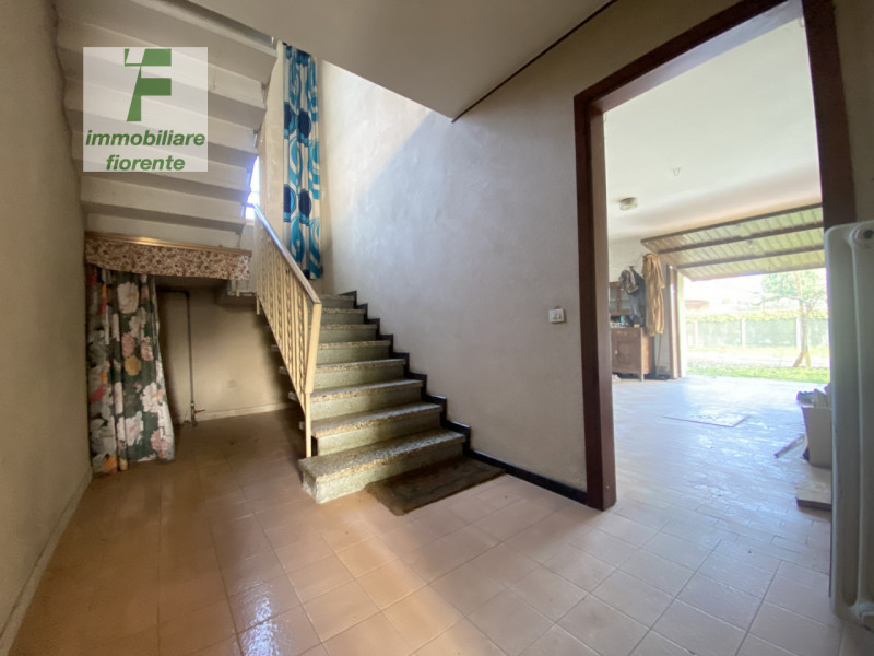 Benvenuti nella vostra nuova casa! Questa CASA SINGOLA SU 2 LIVELLI con RETROSTANTE BARCO DA RIST...