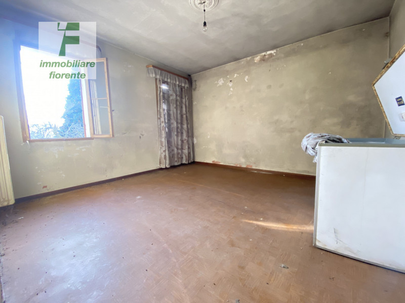 Benvenuti nella vostra nuova casa! Questa CASA SINGOLA SU 2 LIVELLI con RETROSTANTE BARCO DA RIST...