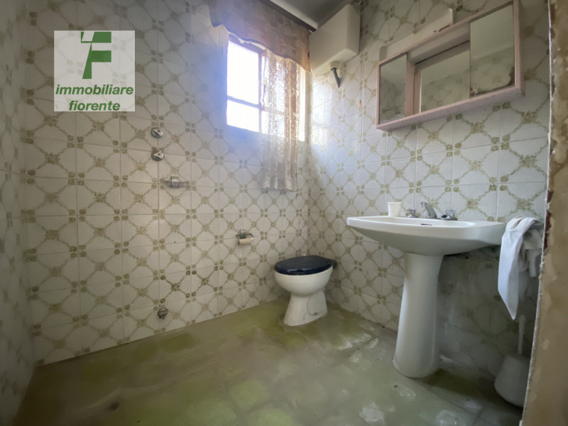 Benvenuti nella vostra nuova casa! Questa CASA SINGOLA SU 2 LIVELLI con RETROSTANTE BARCO DA RIST...