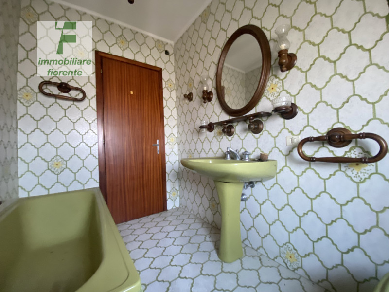 Benvenuti nella vostra nuova casa! Questa CASA SINGOLA SU 2 LIVELLI con RETROSTANTE BARCO DA RIST...