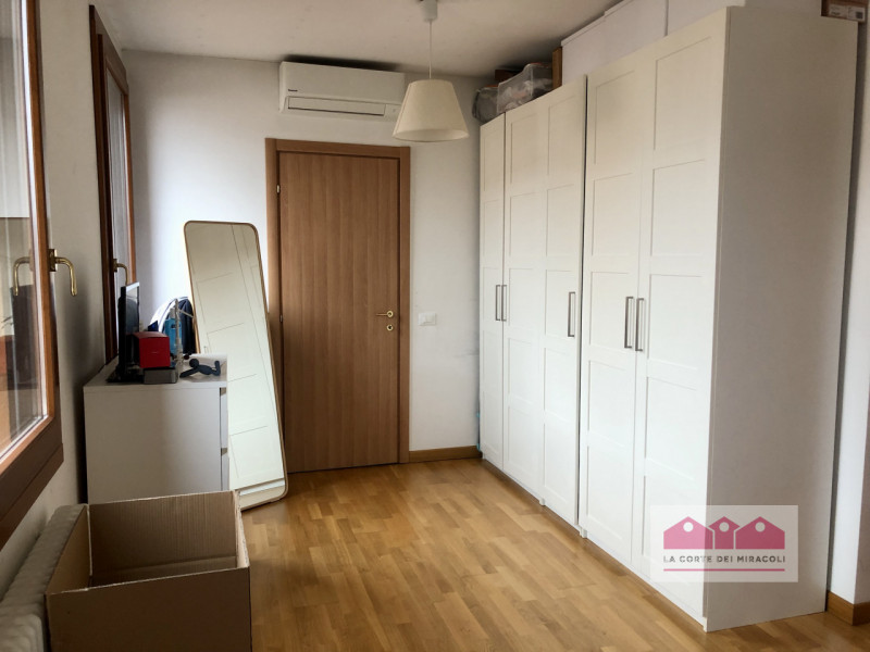 DISPONIBILE DA MARZO - VICENZA: BICAMERE CON TERRAZZA ESCLUSIVA E GARAGE. RIF. 1996 EURO 800

Spl...