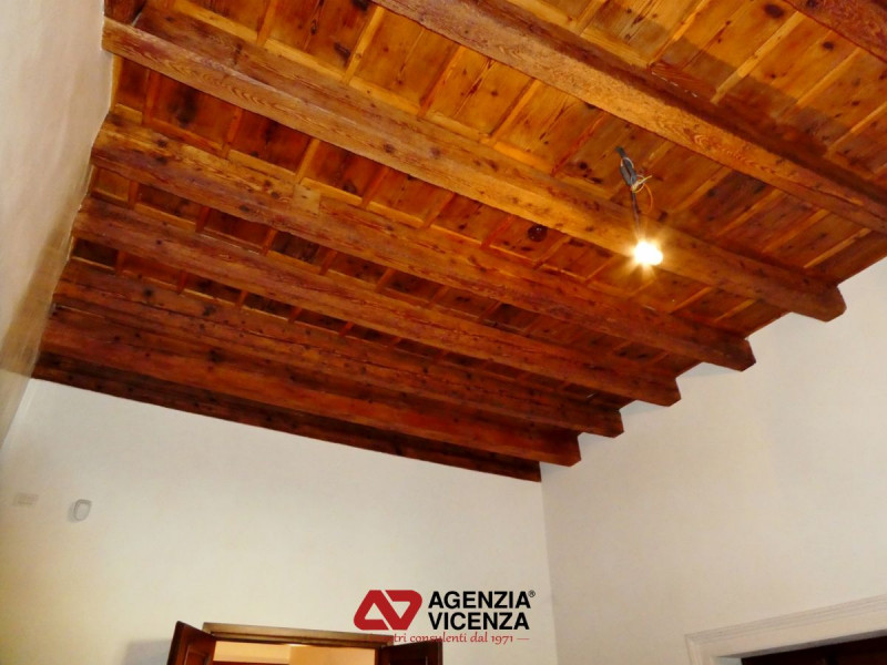 PALAZZETTO PER 3-4 ABITAZIONI CON ASCENSORE E POSTI AUTO IN CENTRO STORICO DI VICENZA:  Rif. R805...