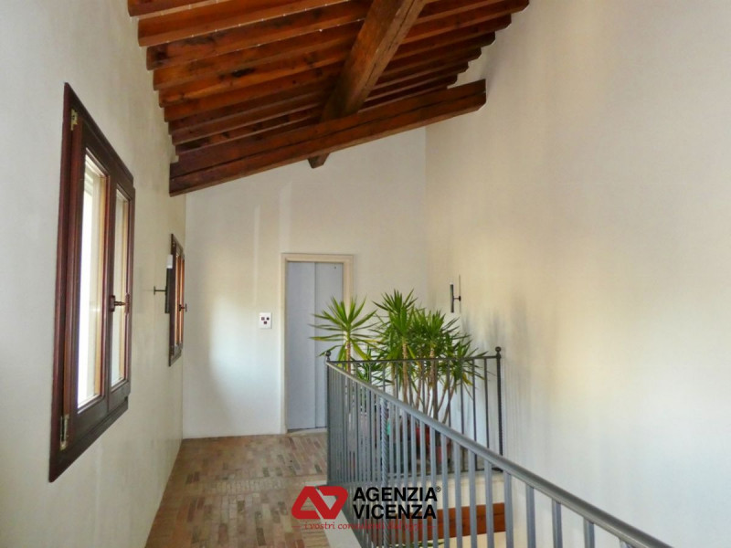PALAZZETTO PER 3-4 ABITAZIONI CON ASCENSORE E POSTI AUTO IN CENTRO STORICO DI VICENZA:  Rif. R805...