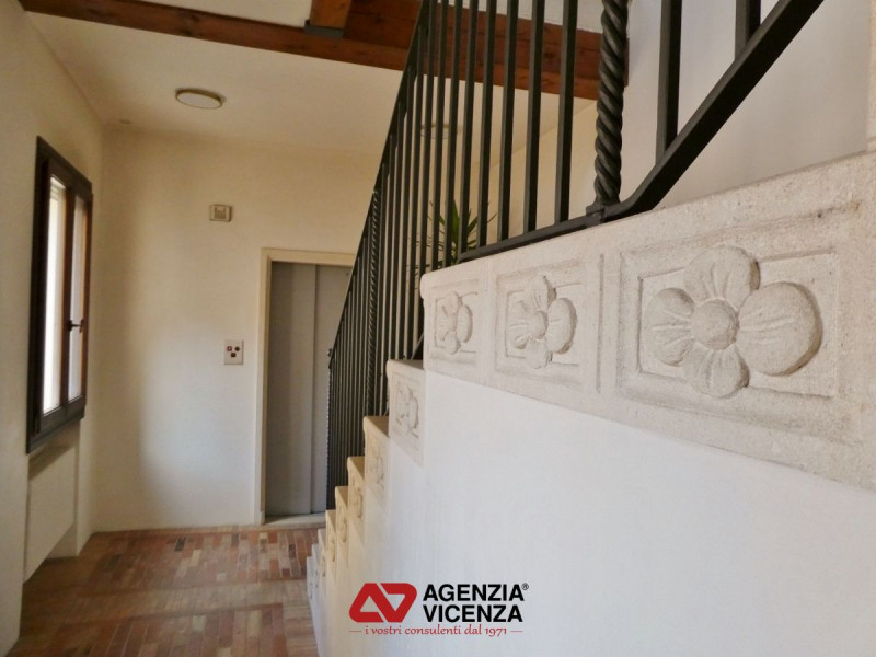 PALAZZETTO PER 3-4 ABITAZIONI CON ASCENSORE E POSTI AUTO IN CENTRO STORICO DI VICENZA:  Rif. R805...