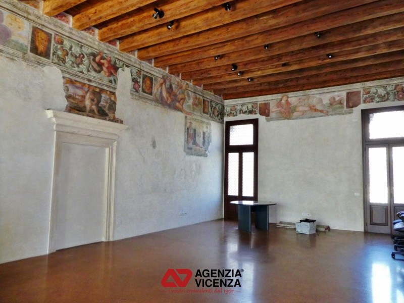 PALAZZETTO PER 3-4 ABITAZIONI CON ASCENSORE E POSTI AUTO IN CENTRO STORICO DI VICENZA:  Rif. R805...