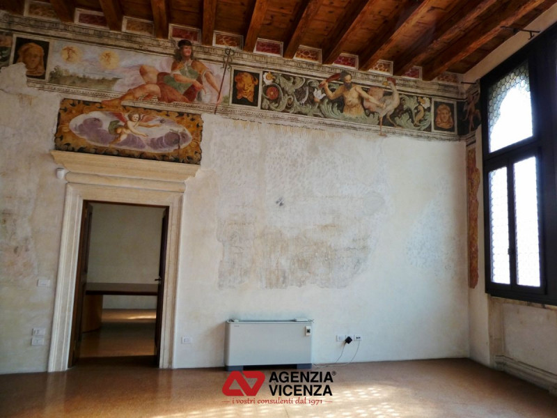 PALAZZETTO PER 3-4 ABITAZIONI CON ASCENSORE E POSTI AUTO IN CENTRO STORICO DI VICENZA:  Rif. R805...