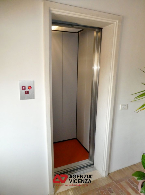 PALAZZETTO PER 3-4 ABITAZIONI CON ASCENSORE E POSTI AUTO IN CENTRO STORICO DI VICENZA:  Rif. R805...