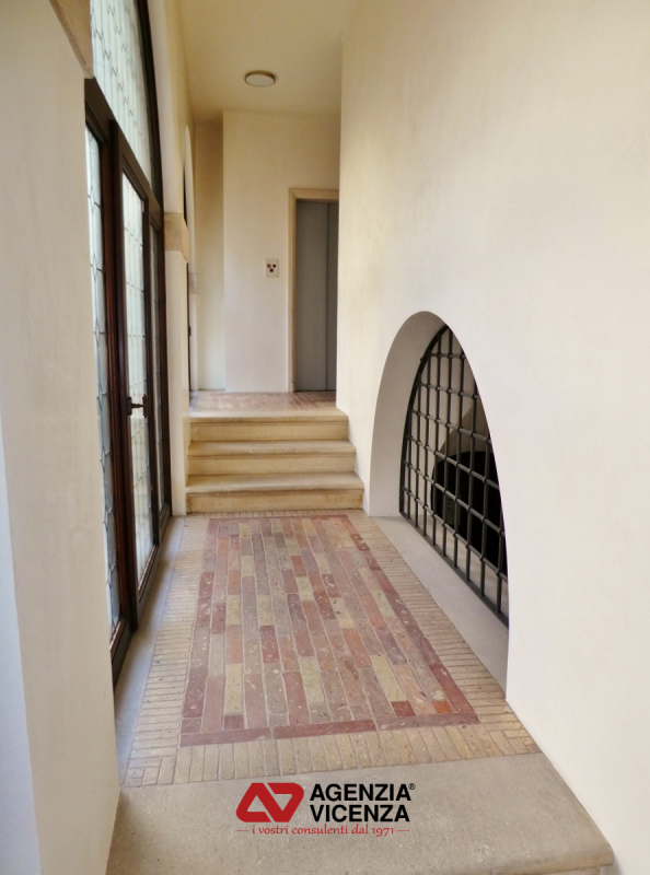 PALAZZETTO PER 3-4 ABITAZIONI CON ASCENSORE E POSTI AUTO IN CENTRO STORICO DI VICENZA:  Rif. R805...