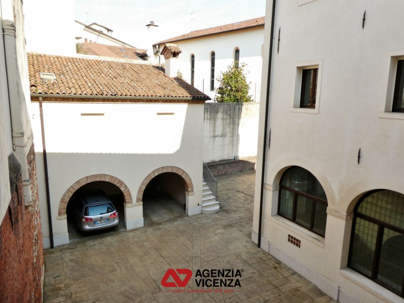 PALAZZETTO PER 3-4 ABITAZIONI CON ASCENSORE E POSTI AUTO IN CENTRO STORICO DI VICENZA:  Rif. R805...