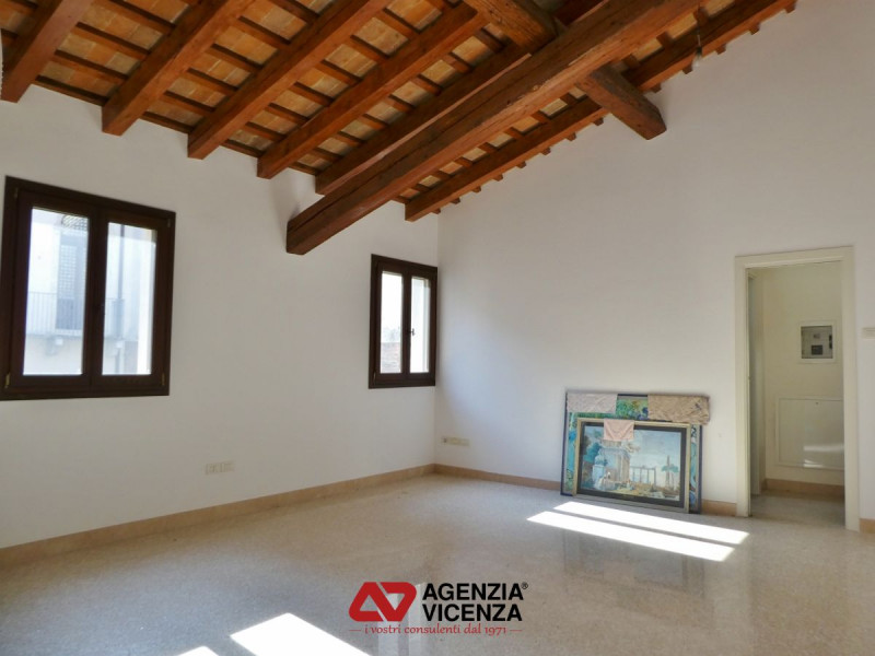 PALAZZETTO PER 3-4 ABITAZIONI CON ASCENSORE E POSTI AUTO IN CENTRO STORICO DI VICENZA:  Rif. R805...