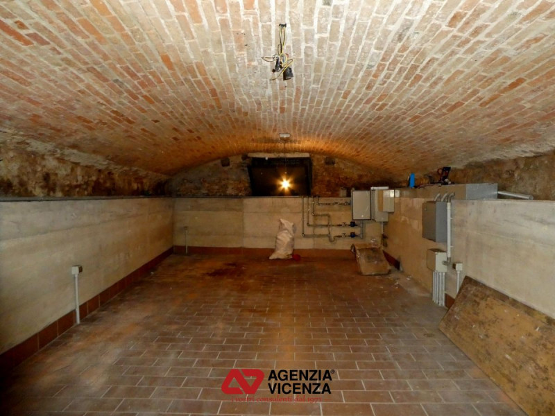 PALAZZETTO PER 3-4 ABITAZIONI CON ASCENSORE E POSTI AUTO IN CENTRO STORICO DI VICENZA:  Rif. R805...