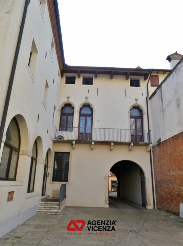 PALAZZETTO PER 3-4 ABITAZIONI CON ASCENSORE E POSTI AUTO IN CENTRO STORICO DI VICENZA:  Rif. R805...