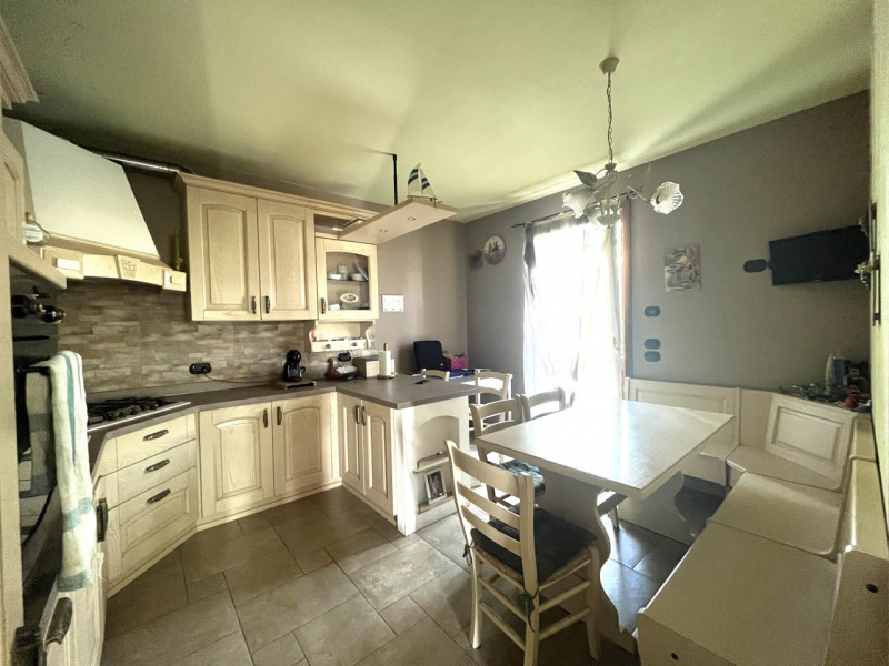 Proponiamo in vendita casa singola, costruita con attenzione ai dettagli, offre uno spazio di vit...