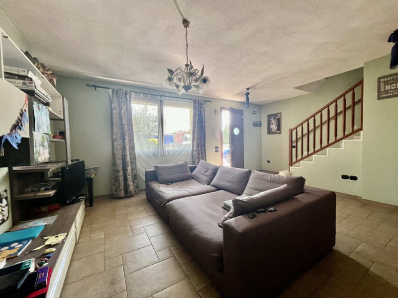 Proponiamo in vendita casa singola, costruita con attenzione ai dettagli, offre uno spazio di vit...