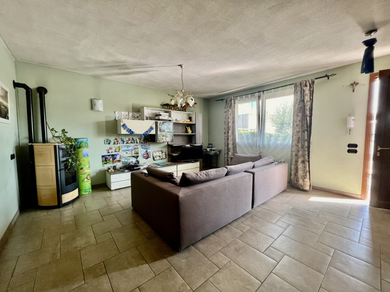 Proponiamo in vendita casa singola, costruita con attenzione ai dettagli, offre uno spazio di vit...