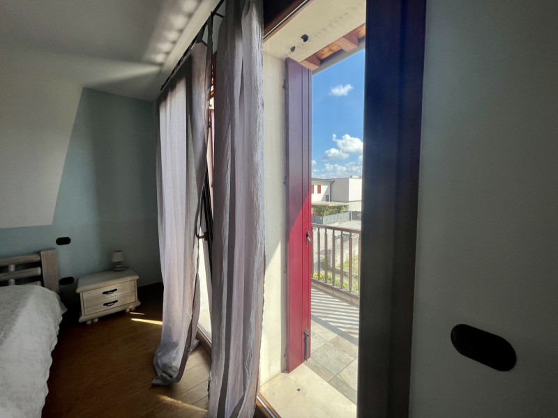 Proponiamo in vendita casa singola, costruita con attenzione ai dettagli, offre uno spazio di vit...