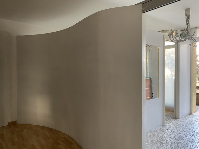 CAMISANO VICENTINO: GRANDE NEGOZIO IN POSIZIONE CENTRALISSIMA CON DUE INGRESSI VETRATI E DUE POST...