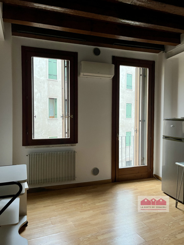 VICENZA - SAN BIAGIO: MINI ARREDATO COMPOSTO DA SOGGIORNO CON ANGOLO COTTURA, UN BAGNO ED UNA CAM...