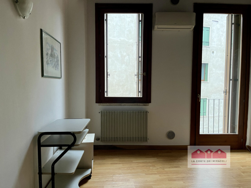 VICENZA - SAN BIAGIO: MINI ARREDATO COMPOSTO DA SOGGIORNO CON ANGOLO COTTURA, UN BAGNO ED UNA CAM...