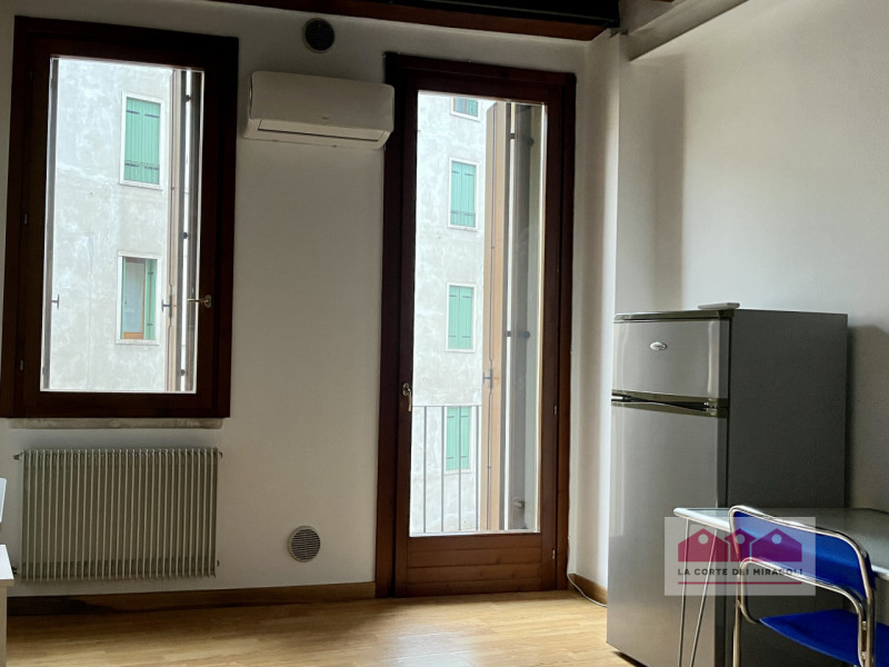 VICENZA - SAN BIAGIO: MINI ARREDATO COMPOSTO DA SOGGIORNO CON ANGOLO COTTURA, UN BAGNO ED UNA CAM...