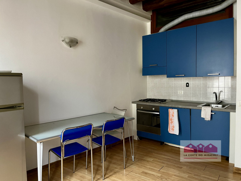 VICENZA - SAN BIAGIO: MINI ARREDATO COMPOSTO DA SOGGIORNO CON ANGOLO COTTURA, UN BAGNO ED UNA CAM...