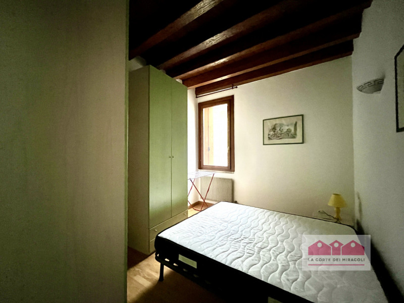 VICENZA - SAN BIAGIO: MINI ARREDATO COMPOSTO DA SOGGIORNO CON ANGOLO COTTURA, UN BAGNO ED UNA CAM...