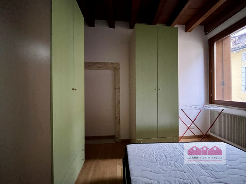 VICENZA - SAN BIAGIO: MINI ARREDATO COMPOSTO DA SOGGIORNO CON ANGOLO COTTURA, UN BAGNO ED UNA CAM...