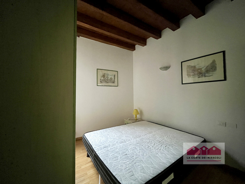 VICENZA - SAN BIAGIO: MINI ARREDATO COMPOSTO DA SOGGIORNO CON ANGOLO COTTURA, UN BAGNO ED UNA CAM...