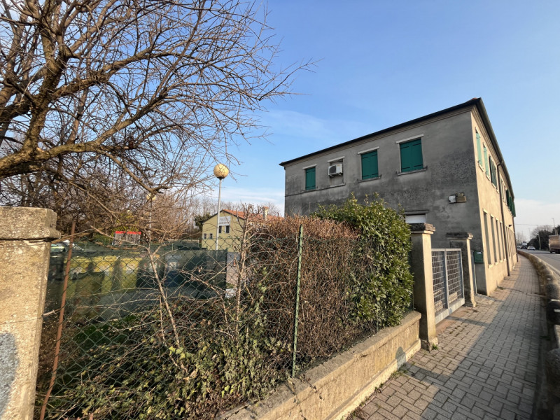 Se siete alla ricerca di uno spazio commerciale che unisca visibilità e praticità, questo negozio...